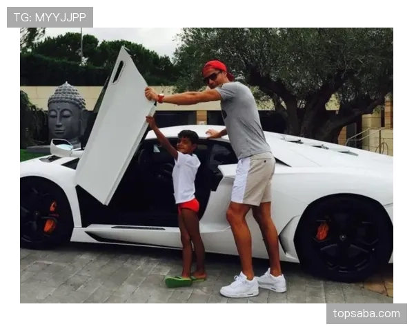 C罗又换豪车了，这车库看一眼钱包都要炸裂